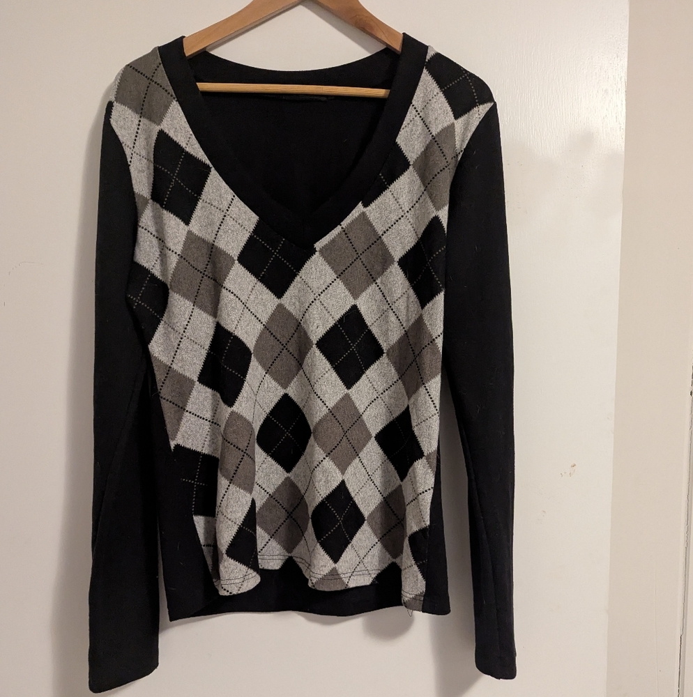 Lightweight Argyle V-Neck Sweater in Black and Gray EUC